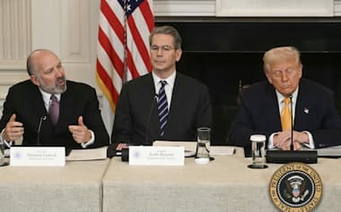 7日にホワイトハウスで開いた仮想通貨サミット(右はトランプ米大統領)