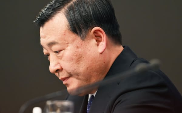 記者会見する住宅都市農村建設相の倪虹氏(9日、北京)=目良友樹撮影