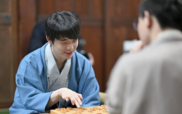 将棋の第74期王将戦第5局で永瀬九段を破って4連覇を果たし、対局を振り返る藤井王将(9日夜、埼玉県深谷市)=共同