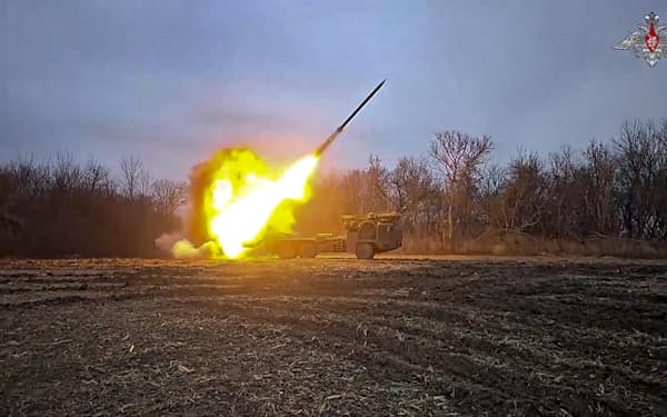 ロシア西部クルスク州で、ウクライナ軍に向けて発射されるロシア軍のロケット弾(2月)=ロシア国防省提供、AP