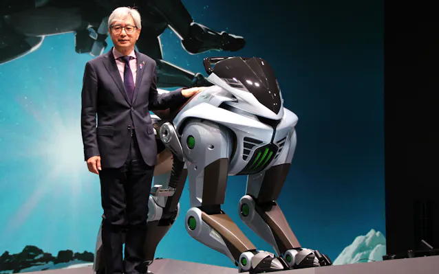 川崎重工業、山でも乗れる4脚ロボット「コルレオ」公開 大阪万博で展示 - 日本経済新聞