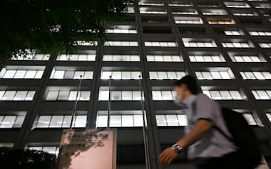 夜になっても明かりが消えない中央官庁