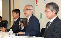 記者会見する(右から)鳥居薬品の近藤紳雅社長、塩野義製薬の手代木功会長兼社長、日本たばこ産業の嶋吉耕史副社長(7日、東京・丸の内)