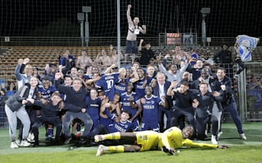 5月2日、1部昇格を決め喜ぶPFCの選手たち=AP