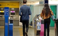 ステラトランジットを導入したゆりかもめ新橋駅の改札(東京・港)