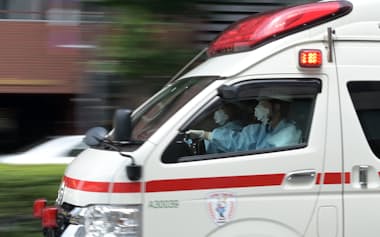 サイレンを鳴らして走る東京消防庁の救急車(東京都内)