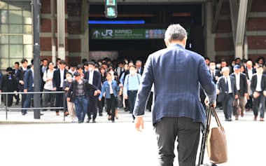 老後のための資産形成に役立つ制度も多い(東京駅前の通勤風景)