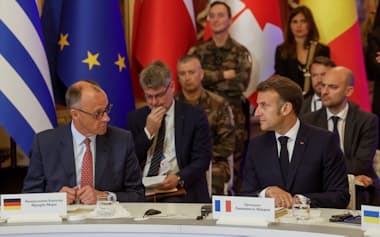 ウクライナのキーウで会談するドイツのメルツ首相(左)とフランスのマクロン大統領(10日)=ロイター