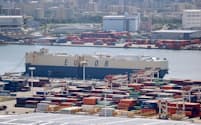 トランプ関税の影響を鑑みて保守的な業績予想を立てる九州・沖縄企業が目立つ(博多港のコンテナ貨物)=福岡市