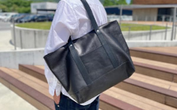 仕事も休日も活躍の本革大容量トート