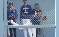 ブルペンで投球するドジャース・大谷(21日、ロサンゼルス)=共同