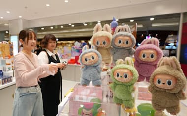 「ラブブ」のブラインドボックスが並ぶ売り場(埼玉県越谷市のポップマートイオンレイクタウンmori店)