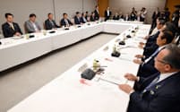 首相官邸で開かれた政労使会議(22日)