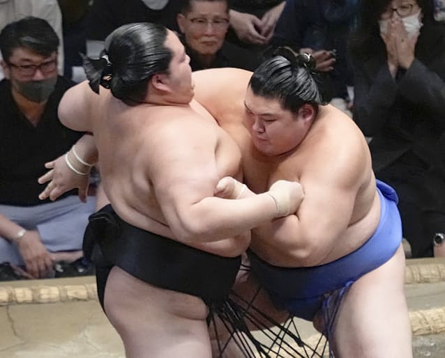 相撲:大の里、2場所連続優勝で横綱昇進を確実に 琴桜を圧倒して13連勝 - 日本経済新聞