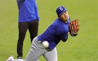 試合前、キャッチボールするドジャース・大谷(23日、ニューヨーク)=共同