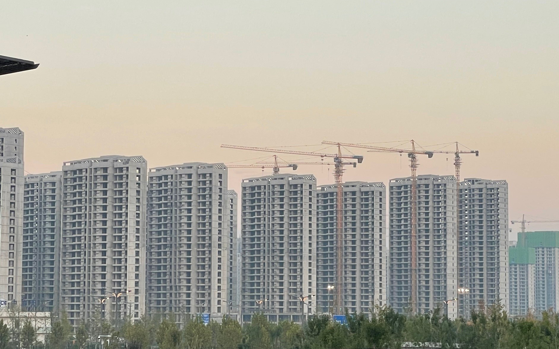 中国、「地方」の土地購入8年ぶり低水準 債務膨張で削減にカジ