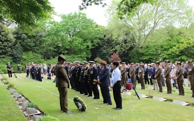 英連邦戦死者墓地で営まれたアンザックデーの追悼式に参列する関係者ら(横浜市保土ケ谷区)