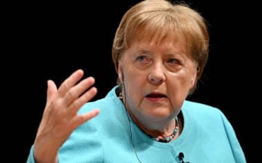 トークイベントで発言するドイツのメルケル元首相(27日、東京都千代田区)
