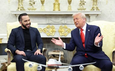 トランプ米大統領㊨と談笑するエルサルバドルのブケレ大統領(4月、米ホワイトハウス)=ロイター