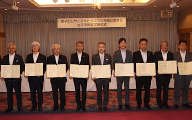 30日の記者会見には関西電力の森望社長(左から4人目)も出席した(福井県敦賀市)