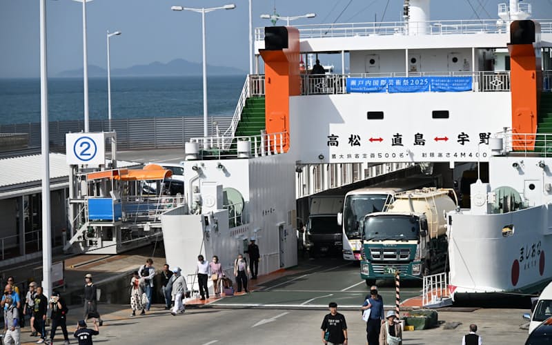 高松港に着岸する四国汽船のフェリー 高松港に着岸する四国汽船のフェリー