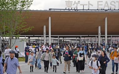 多くの人でぎわう大阪万博の会場(6月1日、大阪市此花区)