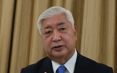 インタビューに答える中谷防衛相(1日、シンガポール)