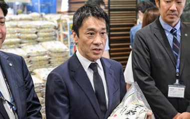 記者団の質問に答えるパン・パシフィック・インターナショナルホールディングスの吉田直樹社長(1日、東京都大田区のMEGAドン・キホーテ大森山王店)