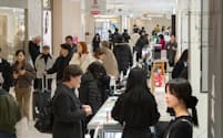 訪日外国人でにぎわう百貨店(東京都中央区)