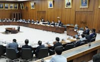 国会で開かれた衆院憲法審査会(5日)=共同