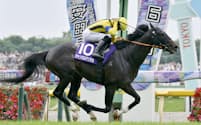 第75回安田記念を制した川田将雅騎乗のジャンタルマンタル(8日、東京競馬場)=共同
