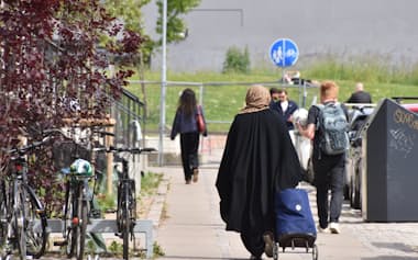 ミュルナパーケン地区の周辺は様々なルーツを持つ人たちが行き交う(5月、デンマーク・コペンハーゲン)=井田正利撮影