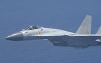 海自機に異常接近する中国軍の「J15」戦闘機(8日、太平洋上空)=防衛省提供