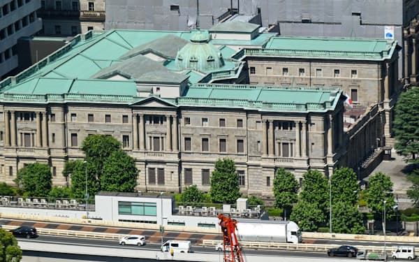 日銀は国債買い入れの減額ペースを緩め、市場への配慮を示す考えだ