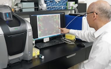 キーエンスの蛍光顕微鏡㊧は暗室を用意しなくても細胞などを観察できる