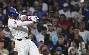 12日のパイレーツ戦で本塁打を放つカブスの鈴木誠也=AP