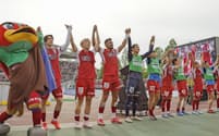 ホームでの新潟戦に勝って喜ぶ岡山の選手たち(5月18日)=共同