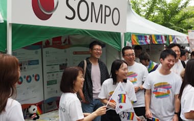 6月に開催されたプライドフェスティバルにSOMPOグループはブースを出展し、自社の取り組みをアピールした(東京都渋谷区の代々木公園)
