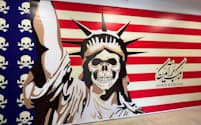 旧米国大使館の壁に描かれた反米の風刺画(2023年、テヘラン)