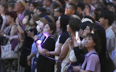 選挙でSNSを情報源にする人は幅広い世代に広がっている(21日、都内 =共同)