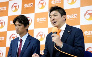 東京都議選の世田谷区選挙区で当選を決めた望月正謹氏(左)と記者会見する参政党の神谷代表(23日未明、東京・赤坂の党本部)=共同