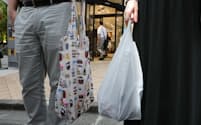 買い物の際にレジ袋を無料配布する店か意識する人も3割以上いた(写真はイメージ)