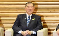 閣議に臨む石破首相(27日午前、首相官邸)