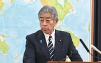 記者会見する岩屋外相(27日、外務省)