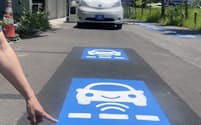 東京理科大学の野田キャンパスにある道路に貼り付けた送電コイル(6月、千葉県野田市)