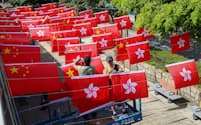 街頭に設置された香港の旗と中国国旗(26日、香港)=小原雄輝撮影
