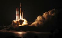 温室効果ガス・水循環観測技術衛星「いぶきGW」を載せ、打ち上げられるH2Aロケット50号機(29日午前1時33分、鹿児島県の種子島宇宙センター)=共同