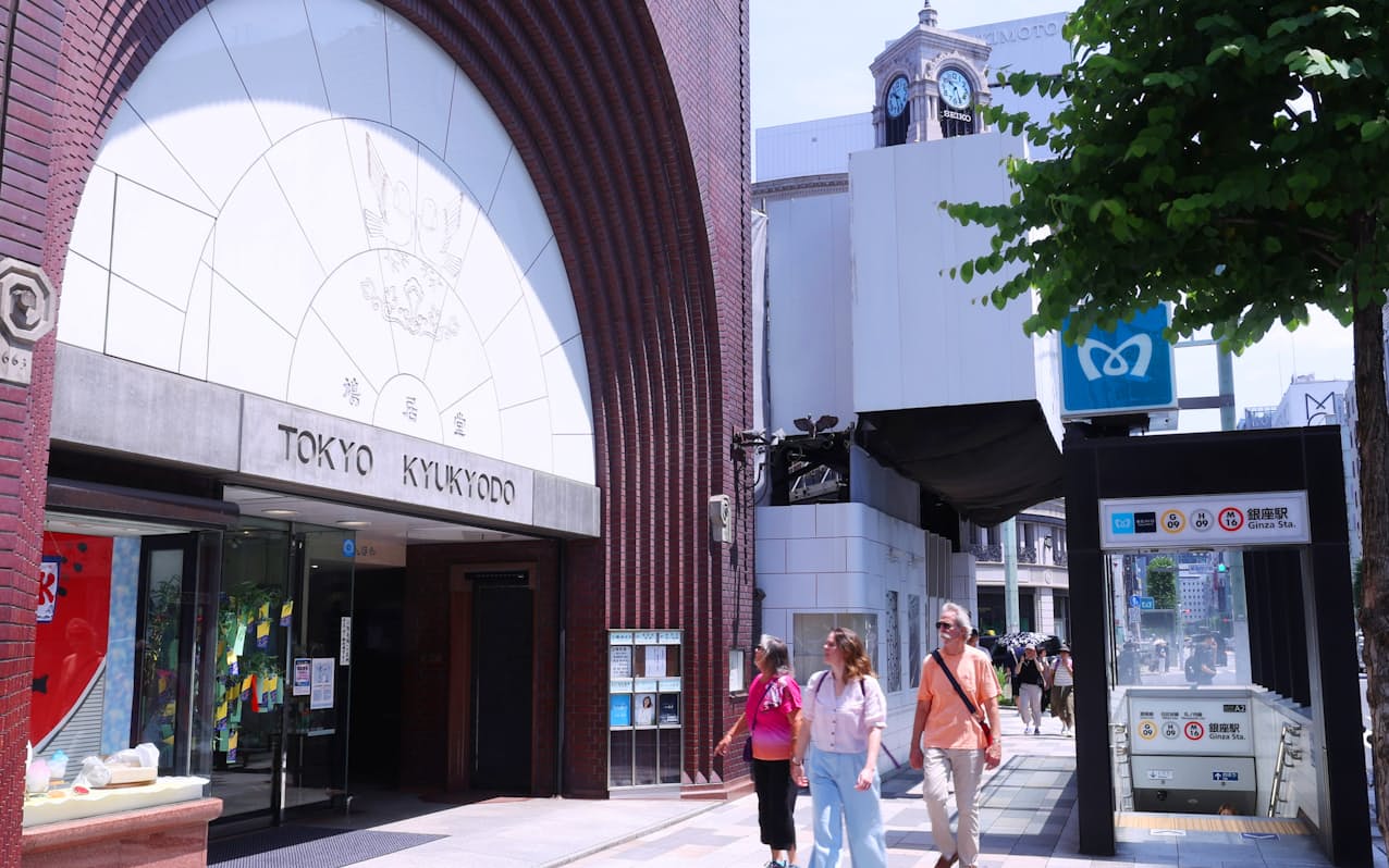40年連続で路線価が全国最高値となった東京・銀座の「鳩居堂」前(6月30日)