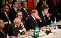 24年にウルグアイで開催されたメルコスル首脳会議に参加するブラジルのルラ大統領やアルゼンチンのミレイ大統領=ロイター
