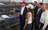 不法越境者の収容施設を視察するトランプ米大統領㊧(7月、南部フロリダ州)=ロイター